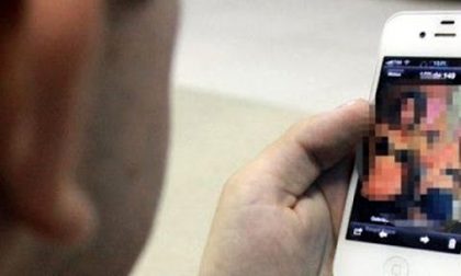 Pedopornografia online, video di minori scambiati su WhatsApp: indagini anche a Verona