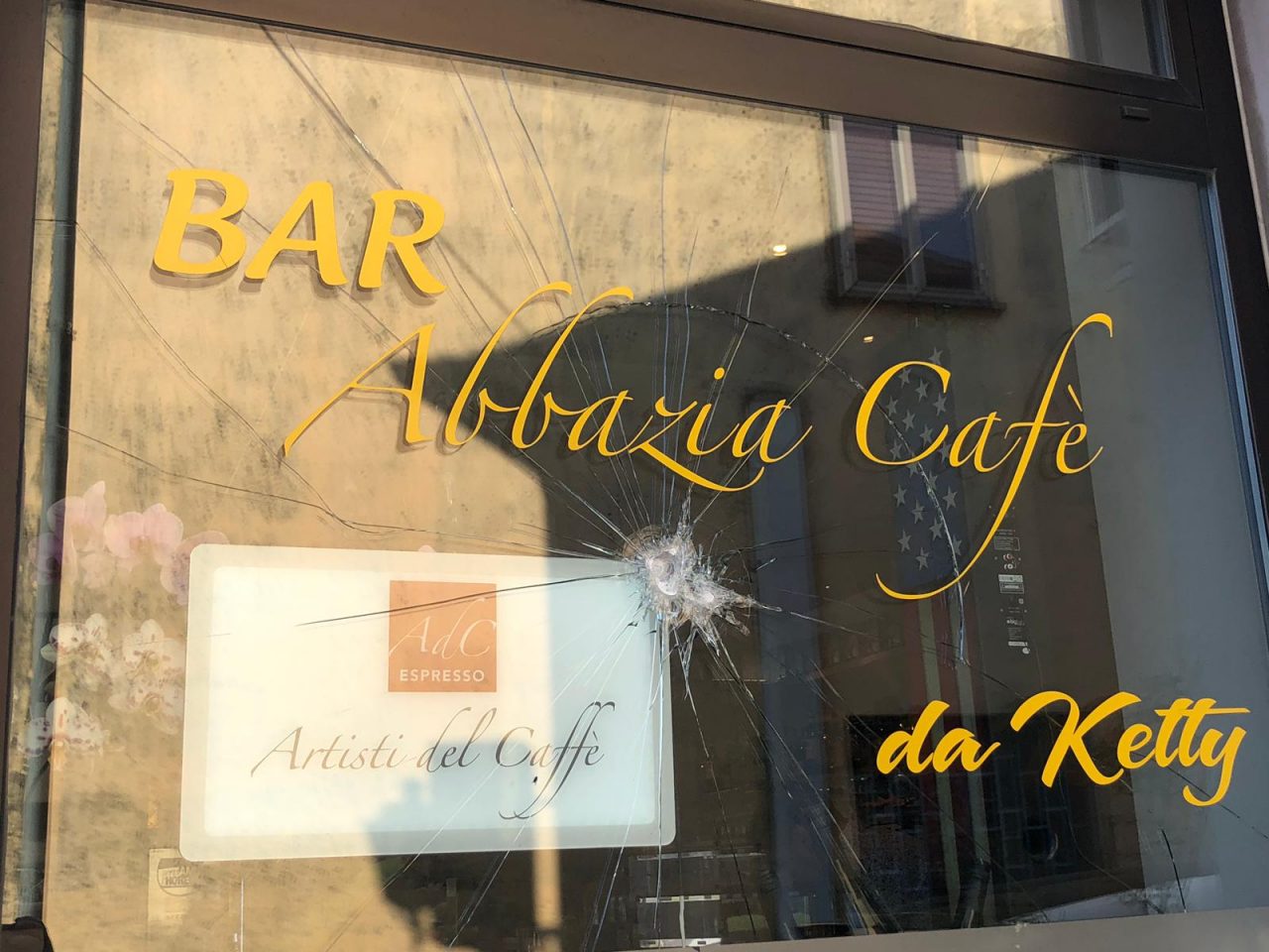 Vandali distruggono vetrine dell’Abbazia Cafè di San Bonifacio, la titolare: “Sono sconvolta”