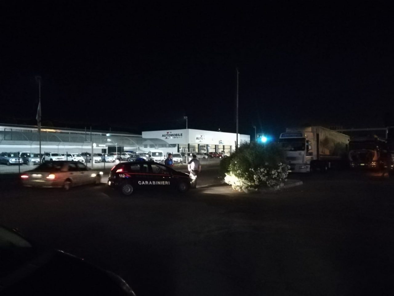 Marocchino seminudo si getta in mezzo alla strada, traffico bloccato a San Bonifacio