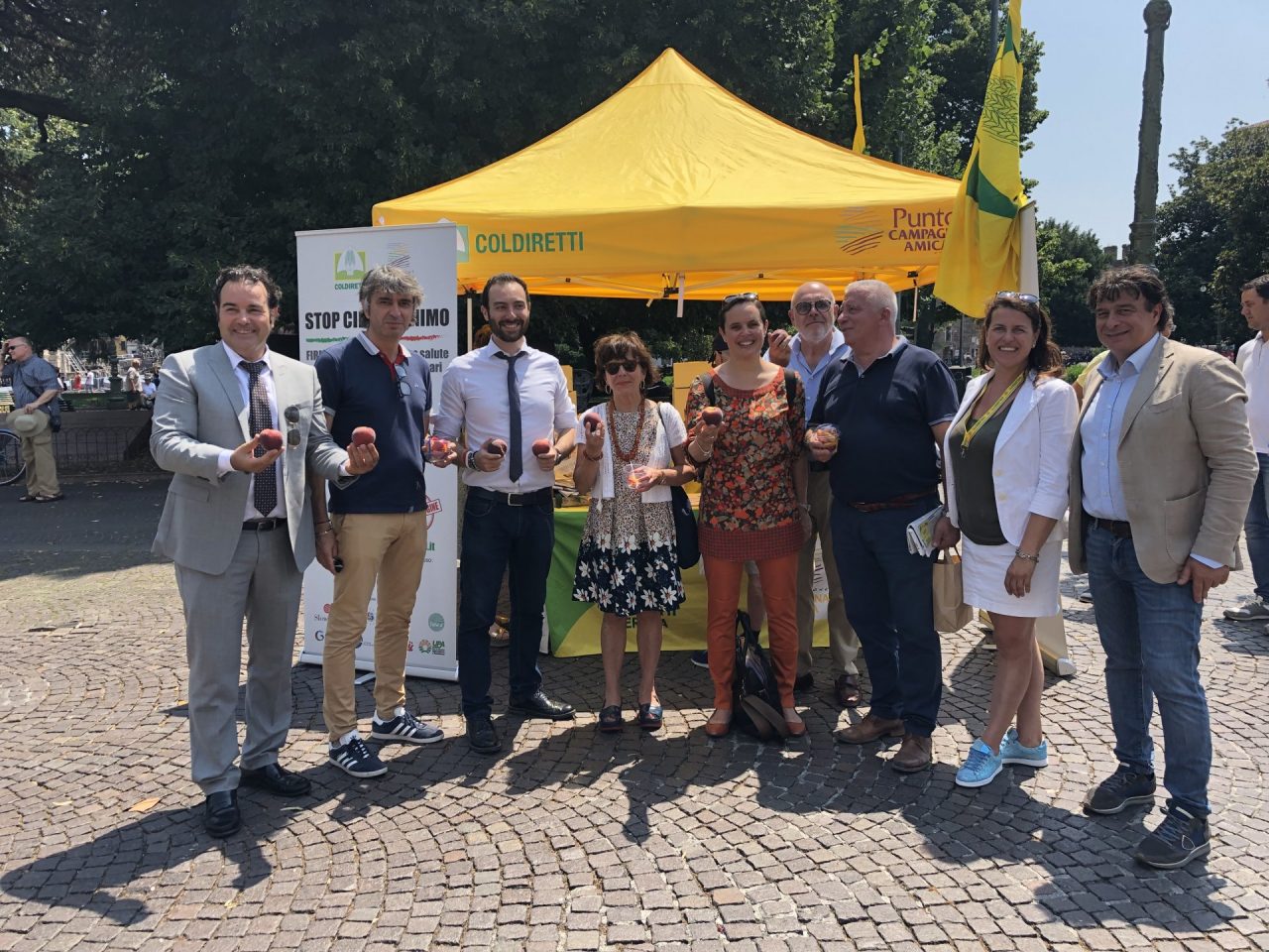 Coldiretti Verona regala pesche ai passanti per dissetarsi