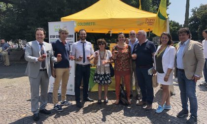 Coldiretti Verona regala pesche ai passanti per dissetarsi