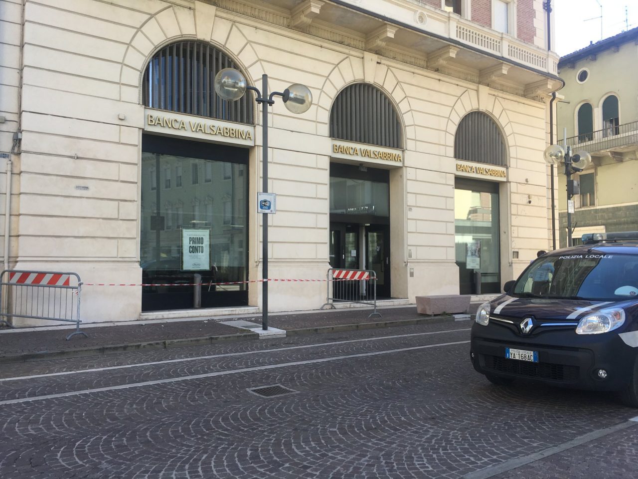 Cadono calcinacci paura in piazza Garibaldi