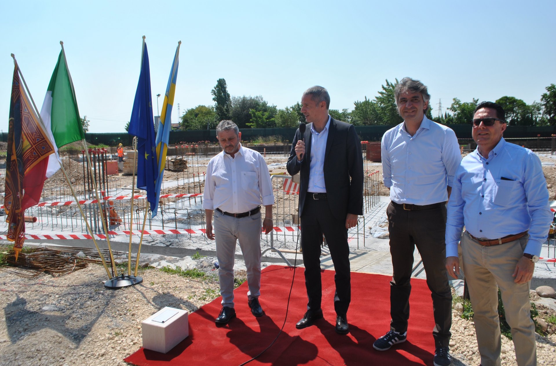 Sindaco_e_ass_Rando_nell_area_di_cantiere