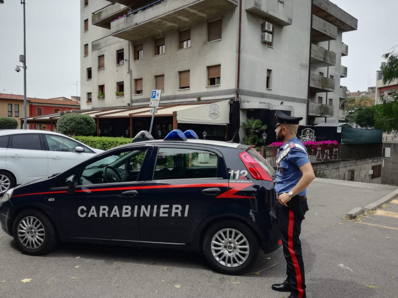 Marocchino pregiudicato danneggia auto e aggredisce i Carabinieri