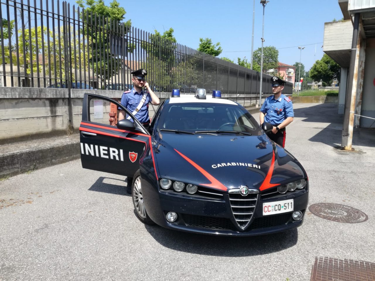 La fidanzata non risponde: danneggia auto in sosta, dà testate ai finestrini e insulta i Carabinieri