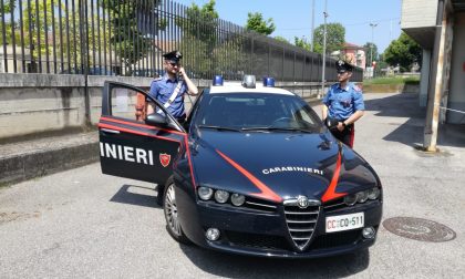 La fidanzata non risponde: danneggia auto in sosta, dà testate ai finestrini e insulta i Carabinieri