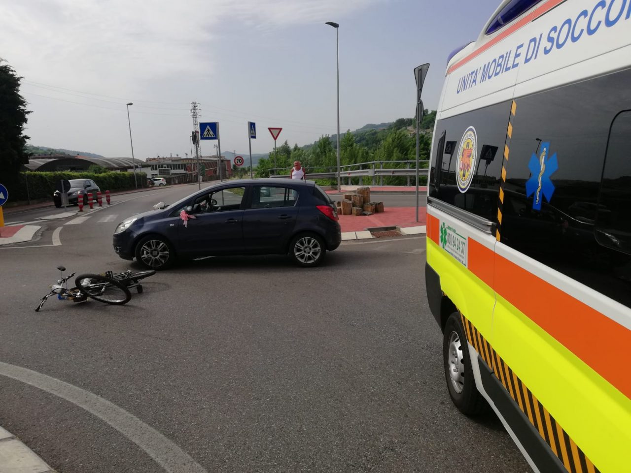 Durante l'immissione nella rotatoria la donna è stata investita da un'auto.