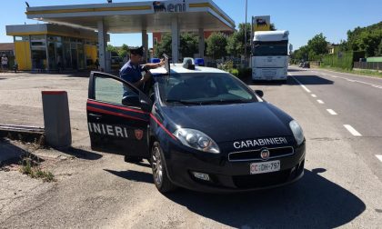 Ubriaco in motorino aggredisce i Carabinieri