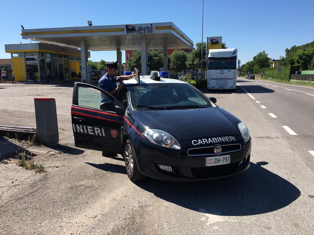 Ubriaco in motorino aggredisce i Carabinieri