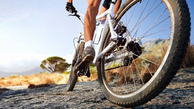 Cade con la mountain bike e finisce in ospedale