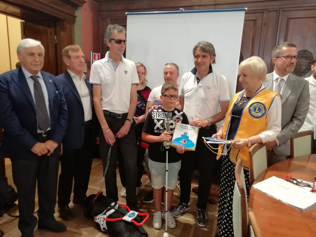 Lions donano cane e bastone ai non vedenti
