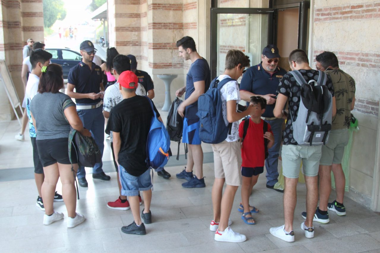 Disordini sul Garda: nuove misure di filtraggio alla stazione di Peschiera e controllo sulle spiagge