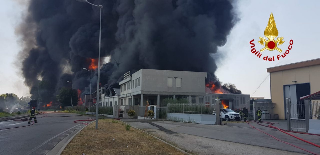 Inarrestabile incendio a Brendola: azienda di vernici va a fuoco VIDEO