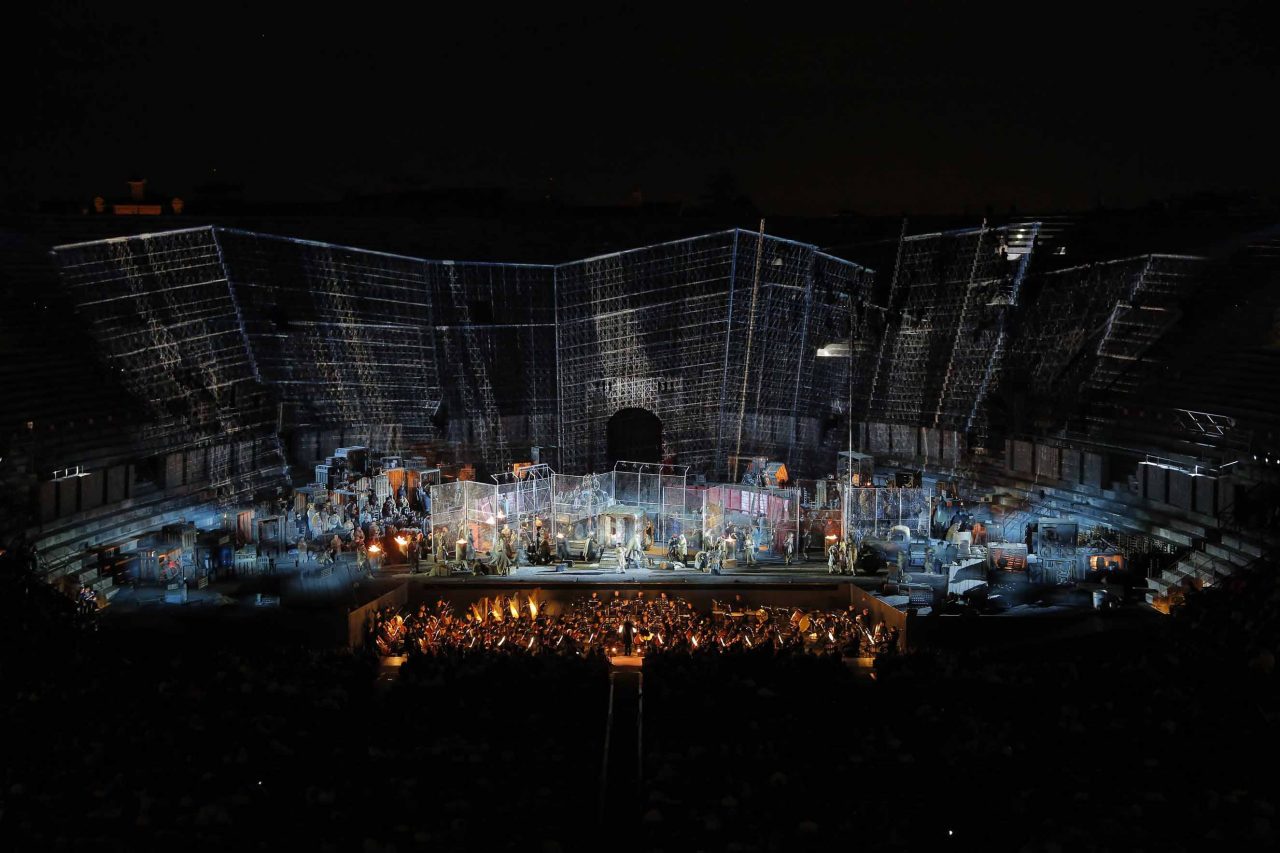 Questa sera in Arena debutta la Carmen nell’allestimento di Hugo de Ana