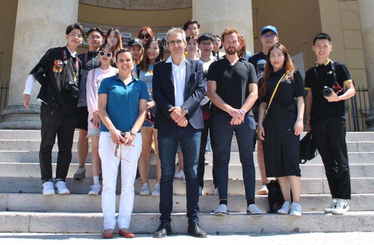 Studenti dalla Cina per ammirare la cinta muraria di Verona