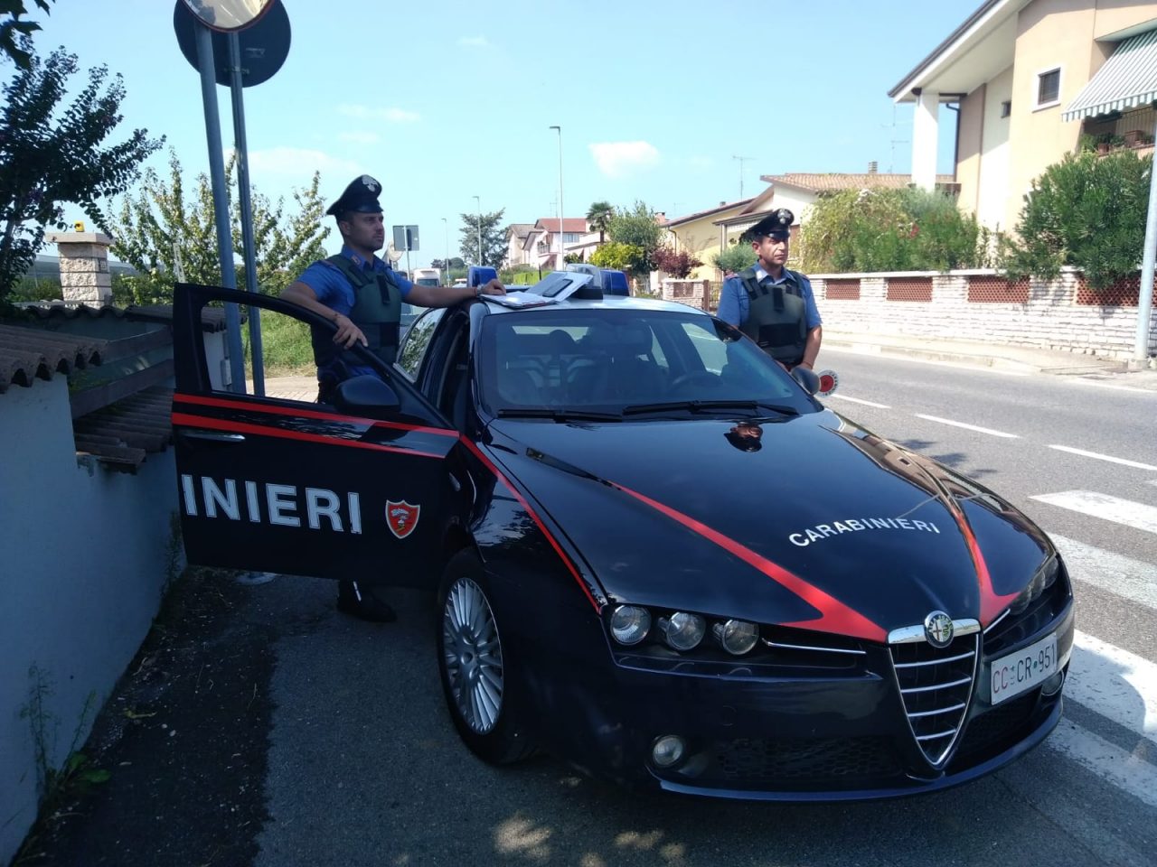 Donna appicca il fuoco in una corte di Castel d’Azzano