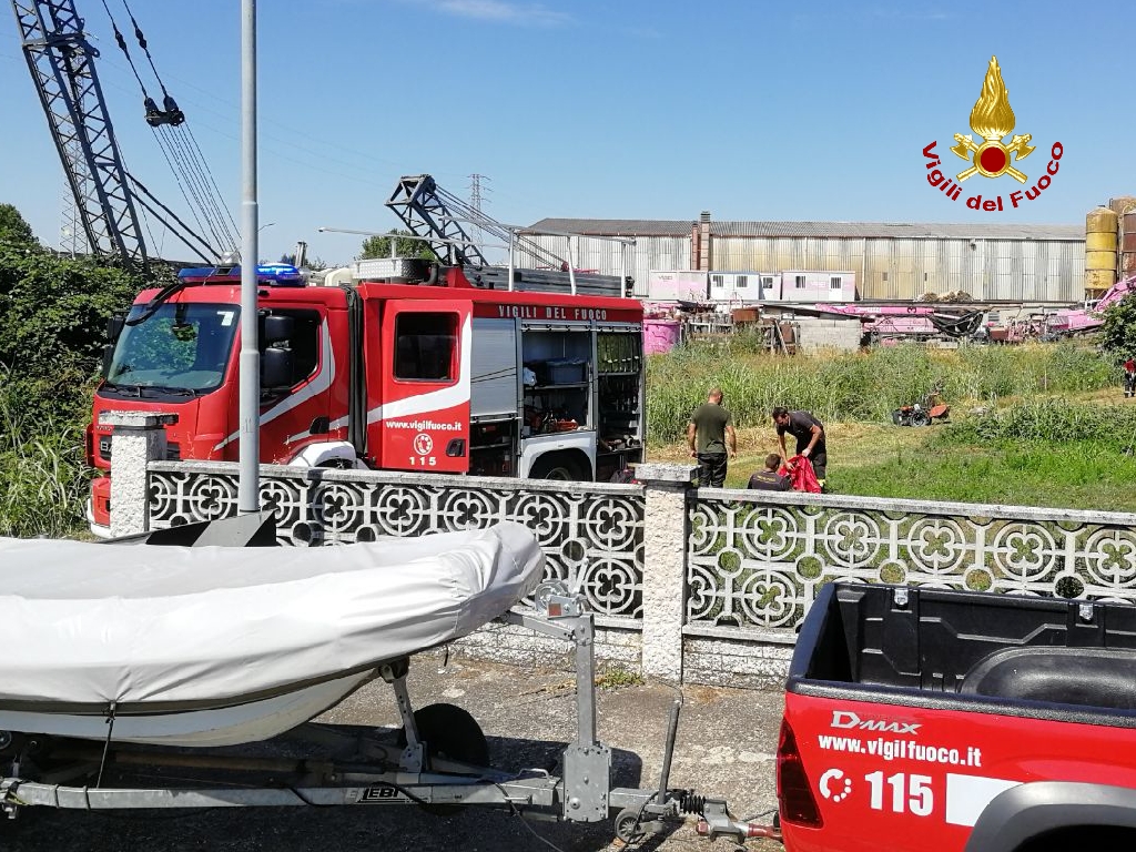 Anziano finisce nel canale col trattore