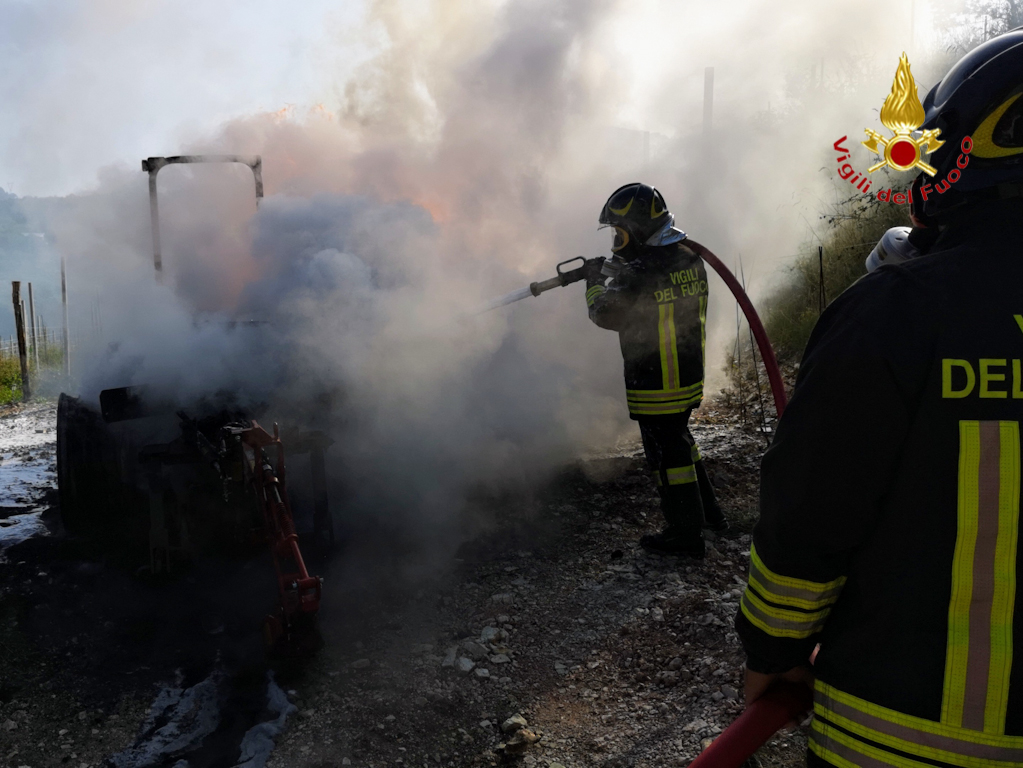 A fuoco un trattore a Trezzolano
