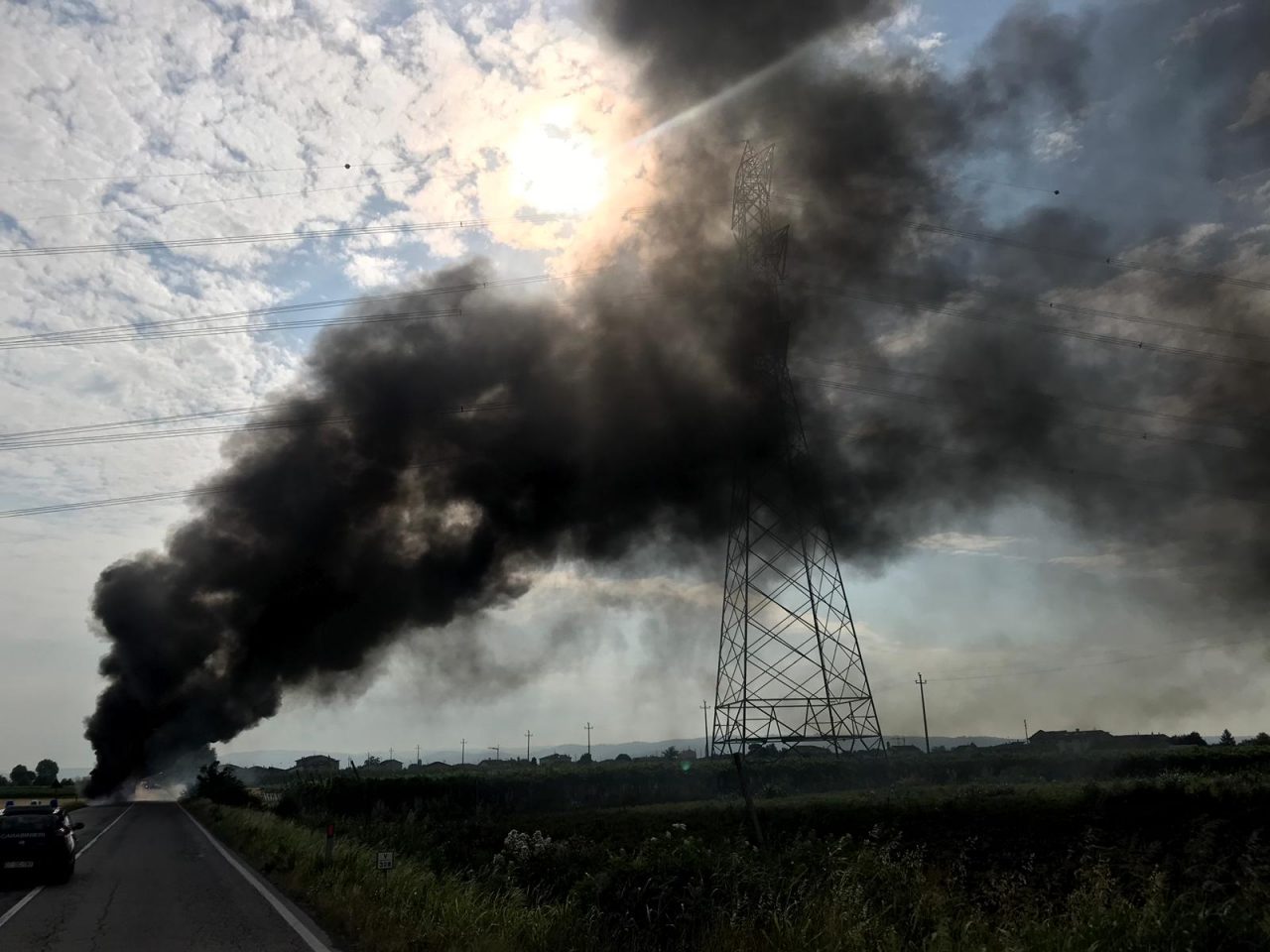 Un mezzo pesante è andato a fuoco nella strada statale 11.