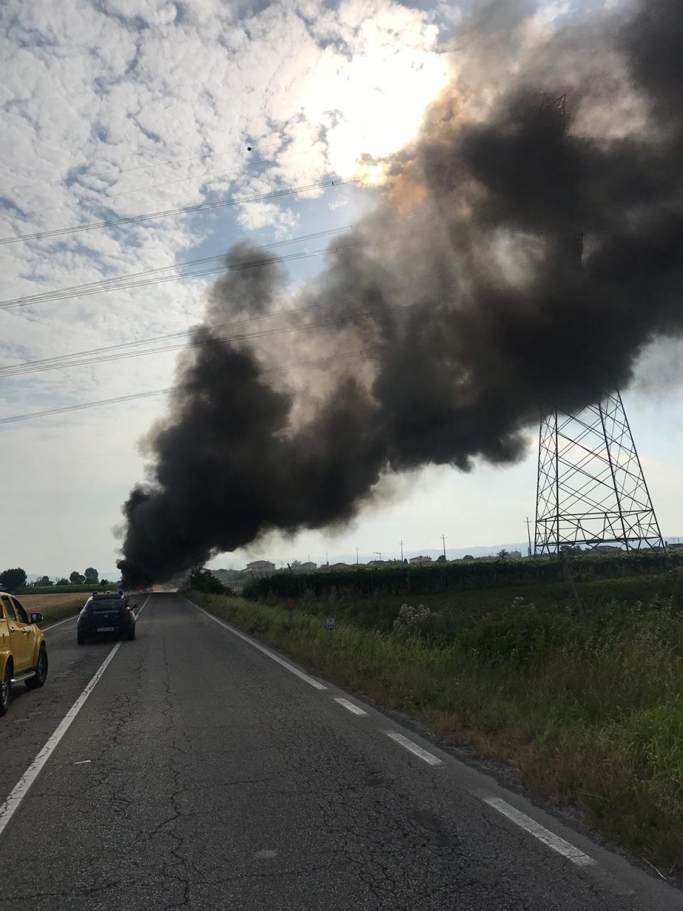 Un mezzo pesante è andato a fuoco nella strada statale 11.