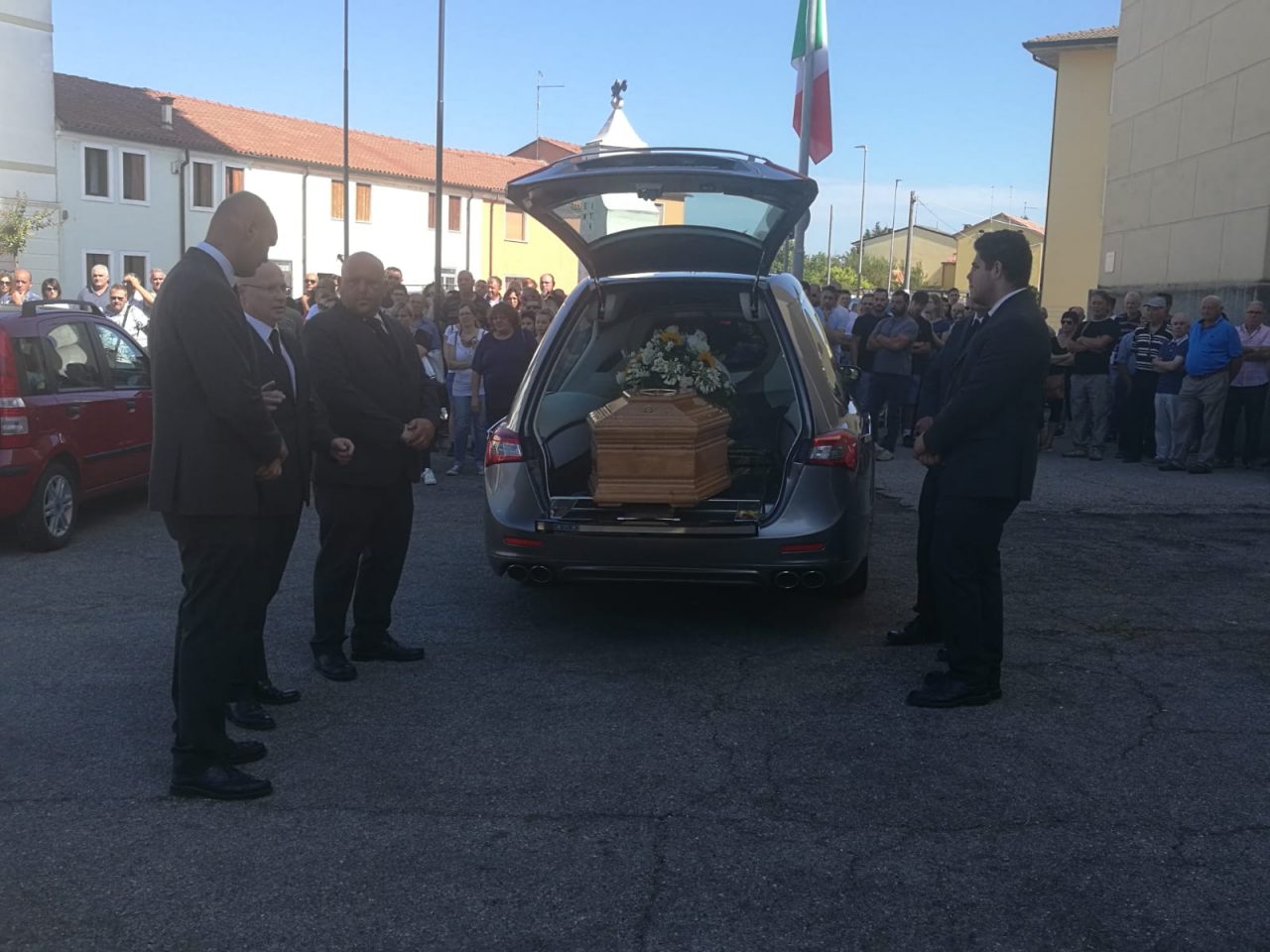 Tragedia al mare chiesa gremita per l’addio a Loris