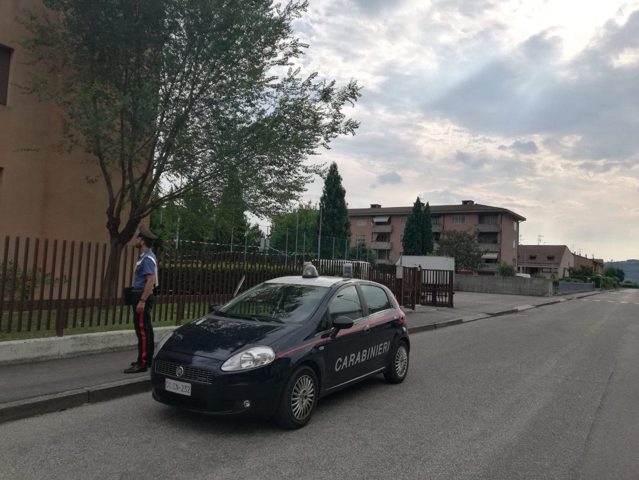 Cerca di costringere il compagno a farla entrare e poi aggredisce i Carabinieri