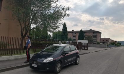 Cerca di costringere il compagno a farla entrare e poi aggredisce i Carabinieri