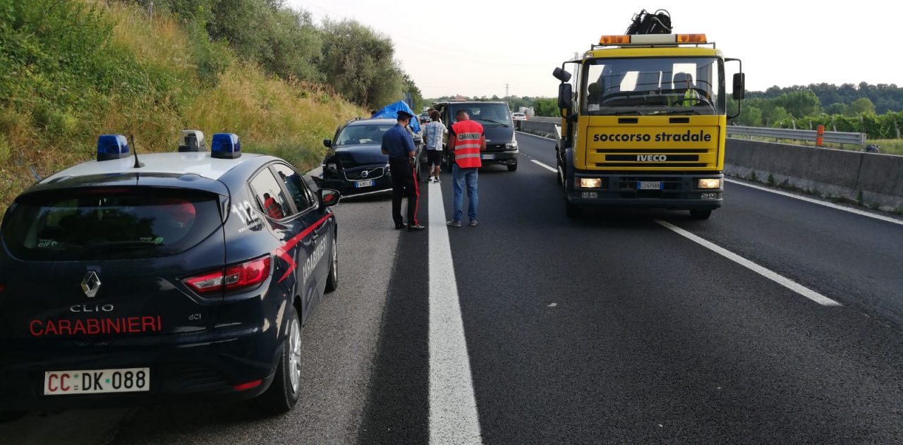 Ragazzi fermi nella corsia di soccorso: investiti e uccisi