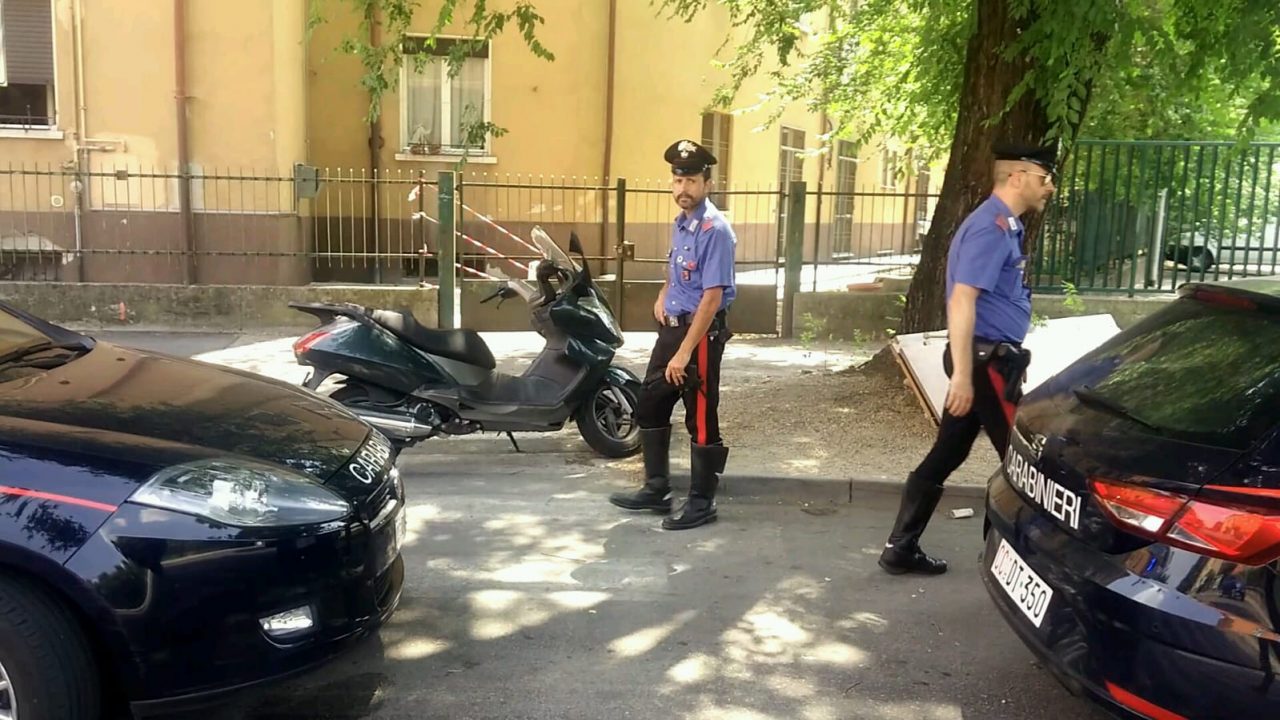 Ubriaco alla guida del motorino urta un’auto e aggredisce i Carabinieri 