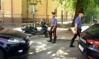 Ubriaco alla guida del motorino urta un'auto e aggredisce i Carabinieri 