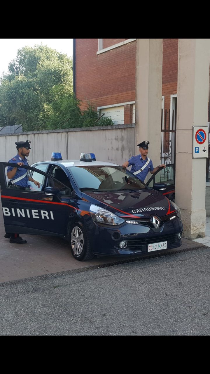 Donna incastrata con il braccio nel cancello automatico viene salvata
