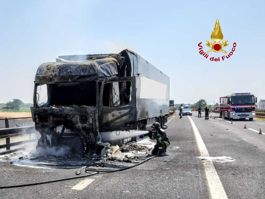 Brucia camion sulla A22, traffico bloccato a Nogarole Rocca FOTO