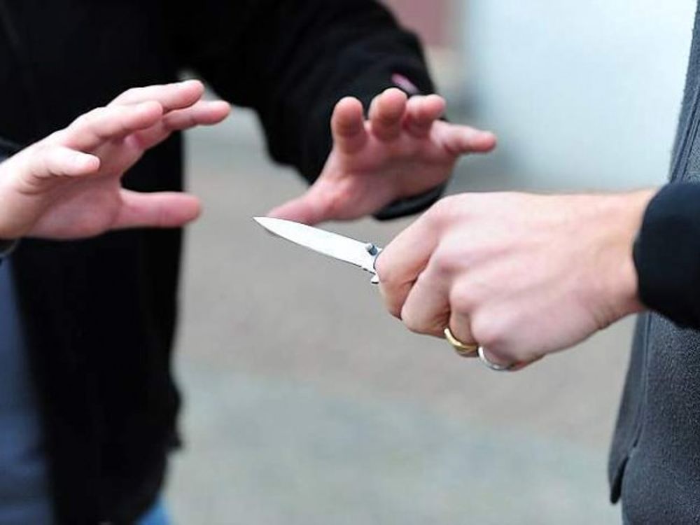 Uomo pugnalato con un vetro al centro di accoglienza