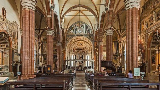 Crolla parte del tetto del duomo di Verona