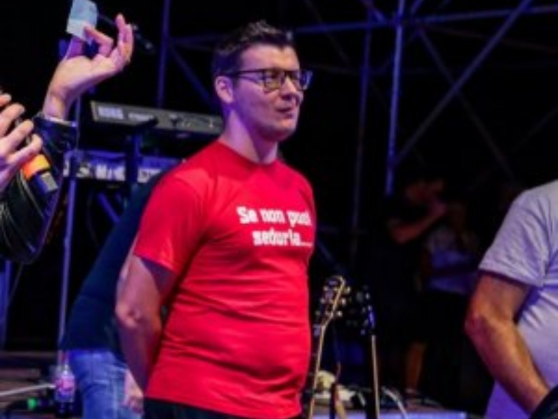 “Se non puoi sedurla, puoi sedarla”, bufera sulla maglietta del vicesindaco di Roverè