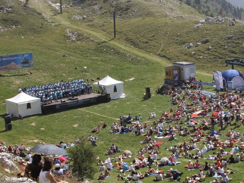 Il coro dell’Arena di Verona sul Monte Baldo