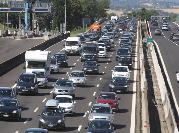 Bollino nero sulle autostrade, code e rallentamenti in A4 e in A22