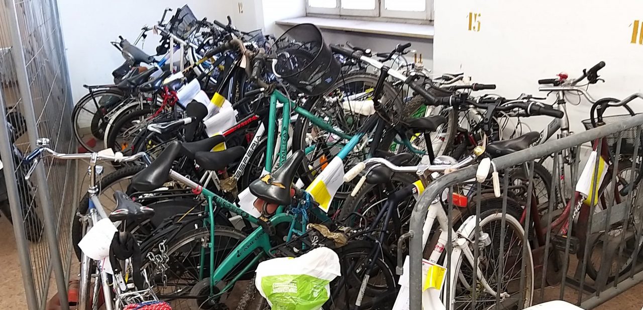 Rimosse 18 bici in stazione a Verona per intralcio a disabili e pedoni