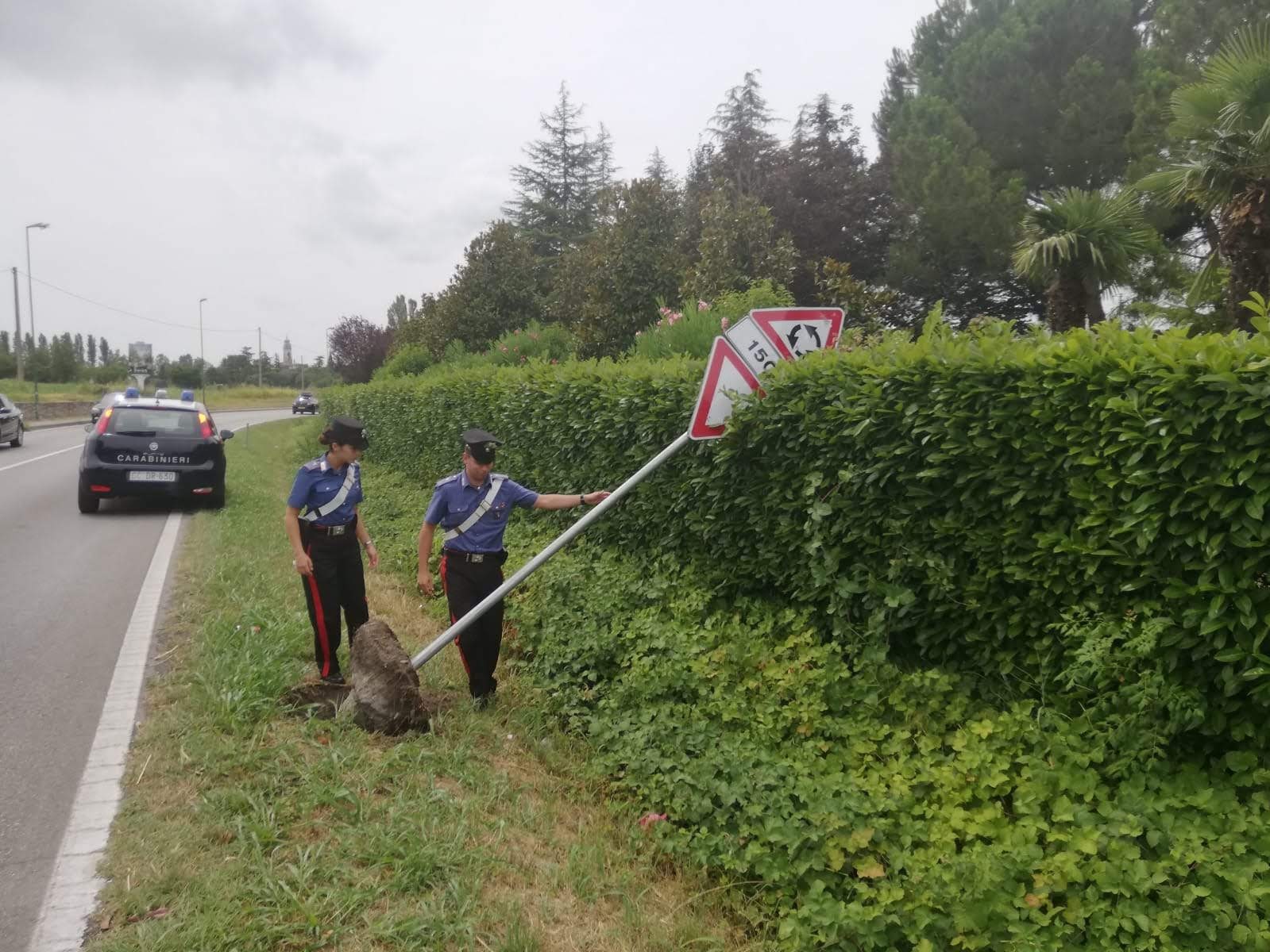 Sradicano per divertimento la segnaletica stradale, fermati tre olandesi a Lazise