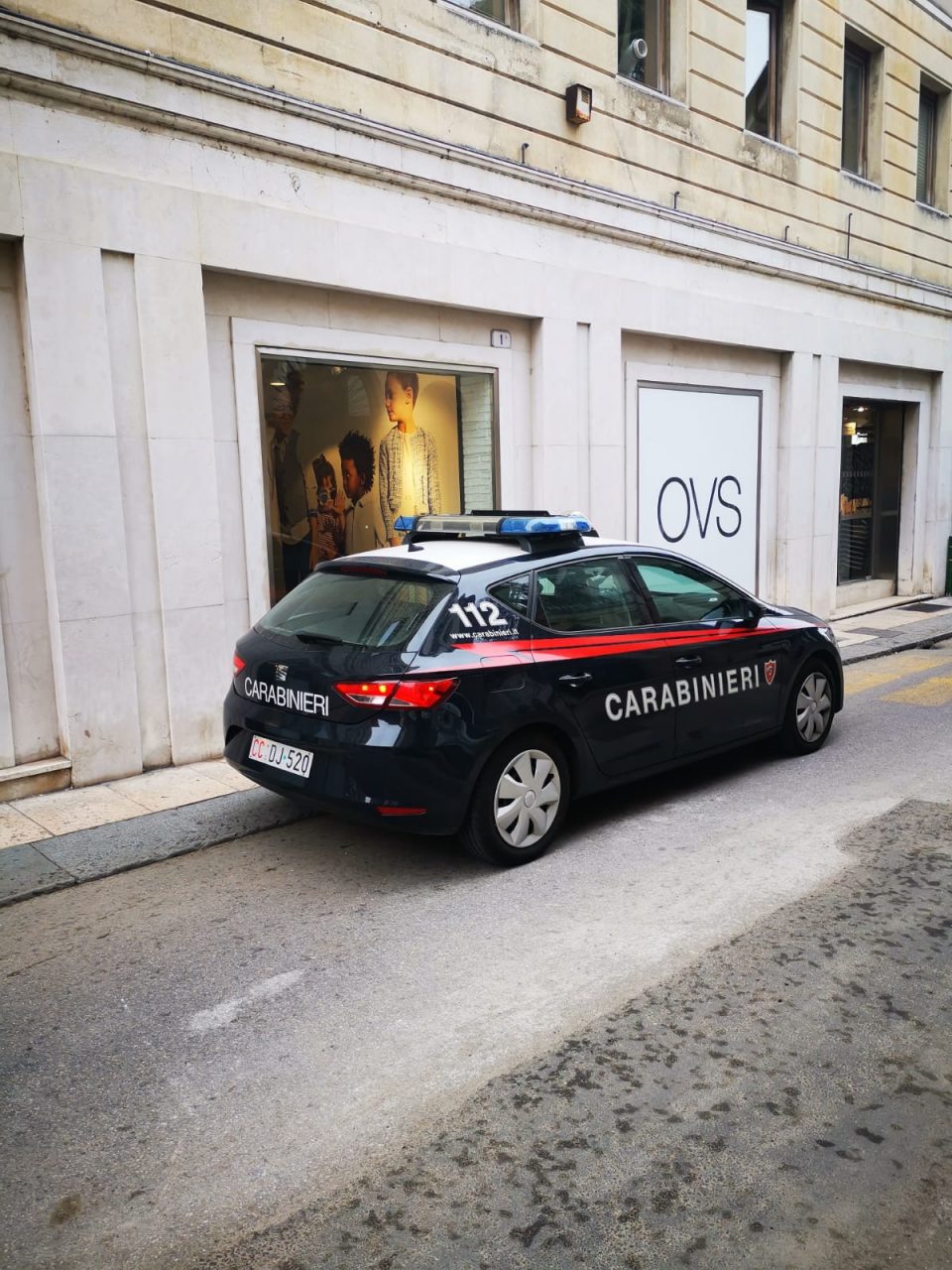 Sorpreso a rubare all’Ovs minaccia gli addetti