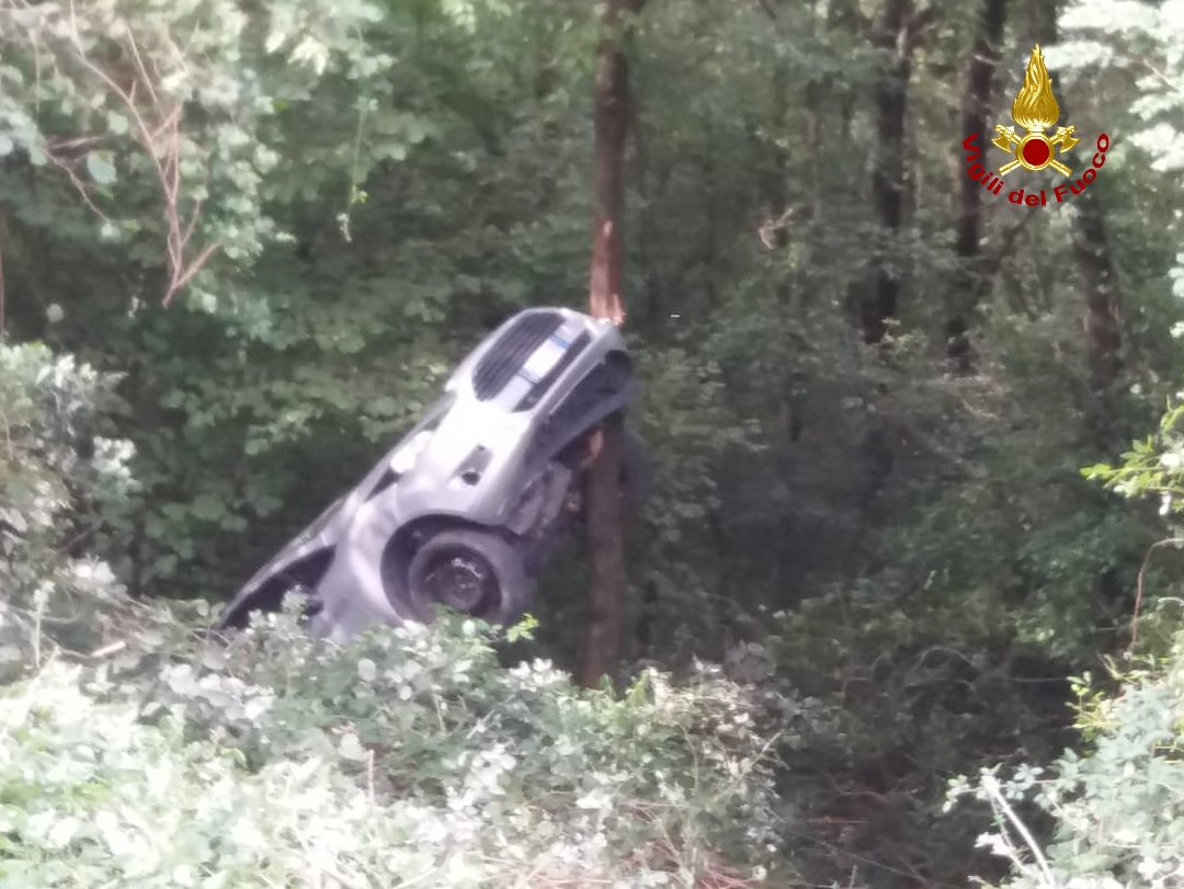 Auto cade in un dirupo a Grezzana