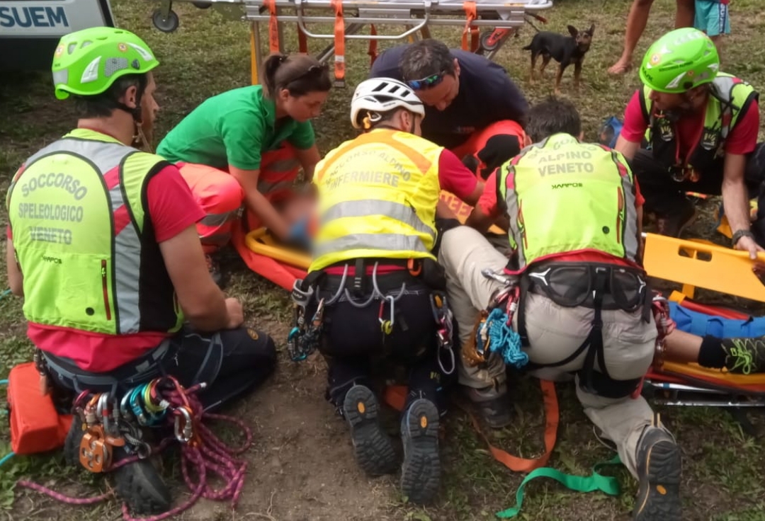 Fumane, si perde nel bosco e scivola col figlio in una scarpata