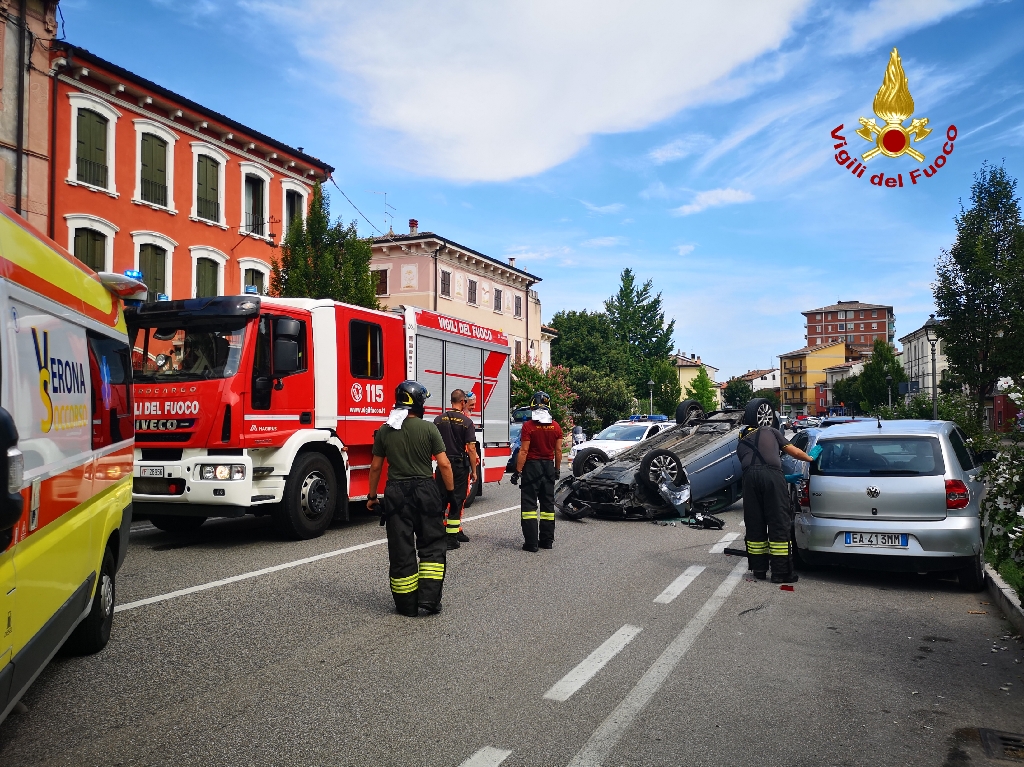 Auto ribaltata a San Martino: illeso il conducente