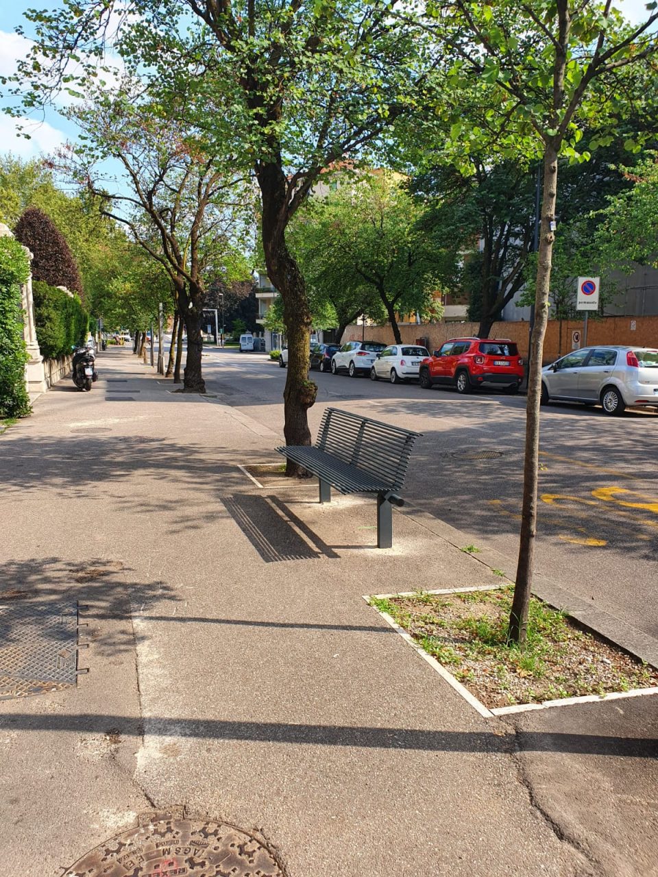 Arredo urbano nuove panchine in viale Nino Bixio