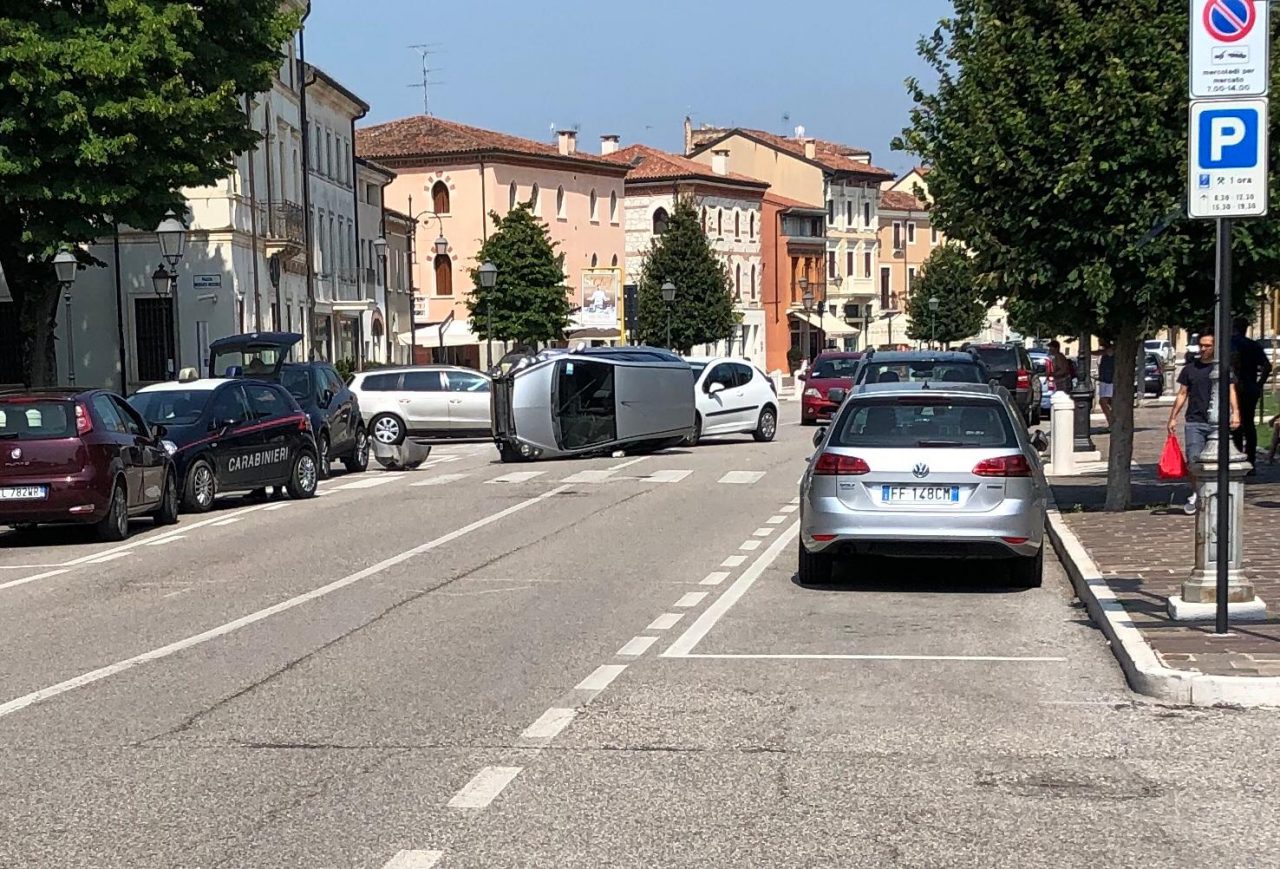 Cologna Veneta: auto ribaltata in centro