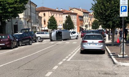 Cologna Veneta: auto ribaltata in centro