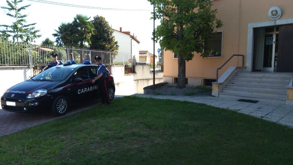 Finge interesse e ricatta la donna inviando video intimi sul profilo Instagram della figlia