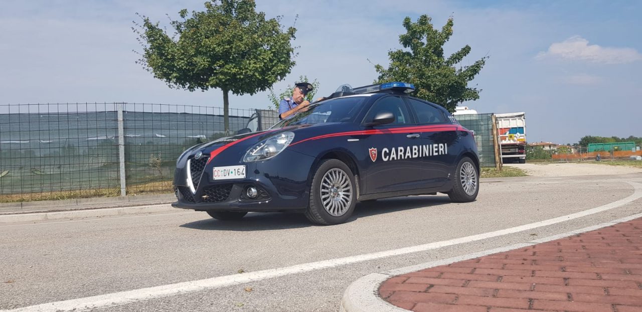 Magrebino alterato semina il panico in città