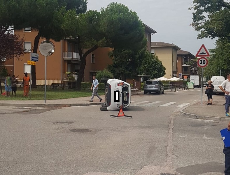 Provoca un incidente e scappa, si cerca pirata della strada