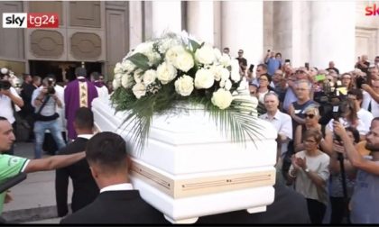 Folla, lacrime e applausi ai funerali di Nadia Toffa
